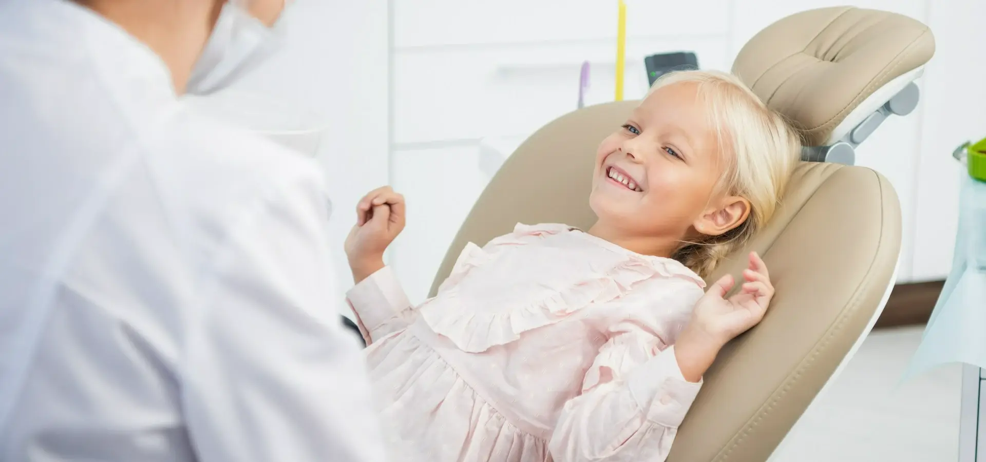 dziecko na fotelu u dentysty